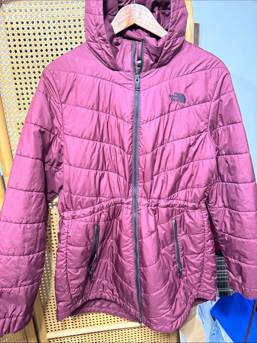 The North Face Women’s Hooded Puffer Jacket - cranberry - Picture 8 of 15
